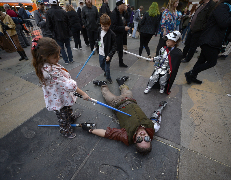 Illustration for article titled The Awesome Cosplay and Excitement of Star Wars: The Force Awakens' Opening Night